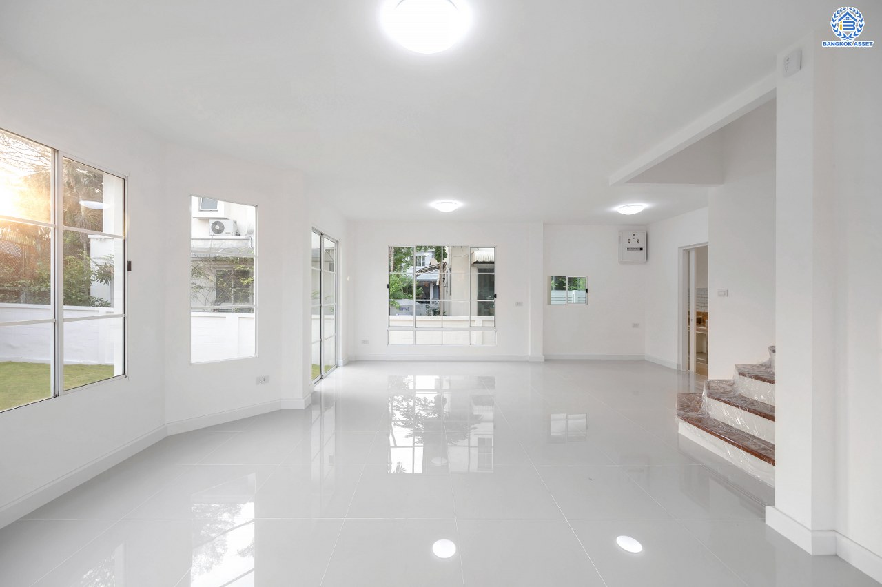 บ้านมือสองตกแต่งใหม่ โครงการ ชัยพฤกษ์ ติวานนท์-ราชพฤกษ์1 หลังมุม เนื้อที่ 68.4 ตร.ว. ฟังก์ชัน 3 ห้องนอน 2 ห้องน้ำ จอดรถได้ 2 คัน สภาพแวดล้อมดี บนทำเลศักยภาพ หน้าโครงการติดถนนใหญ่ เชื่อมต่อถนนราชพฤกษ์ ใกล้จุดขึ้นทางด่วน "ศรีสมาน" ใกล้ห้าง "เซ็นทรัล เวสต์เกต" และ "โรบินสัน ไลฟ์สไตล์ ศรีสมาน"...